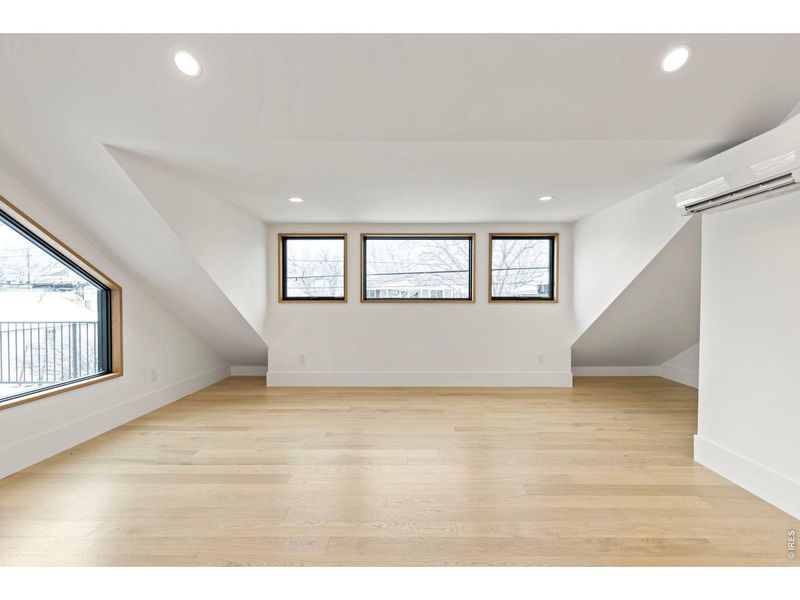 Spacious, unfurnished interior of a new home in , Superior (Image 23).