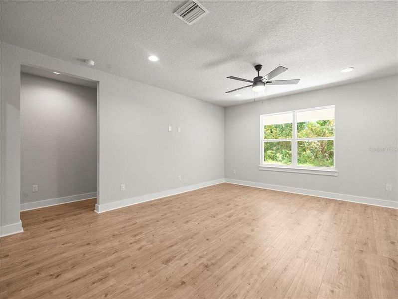 Spacious, unfurnished interior of a new home in , Weeki Wachee (Image 12).