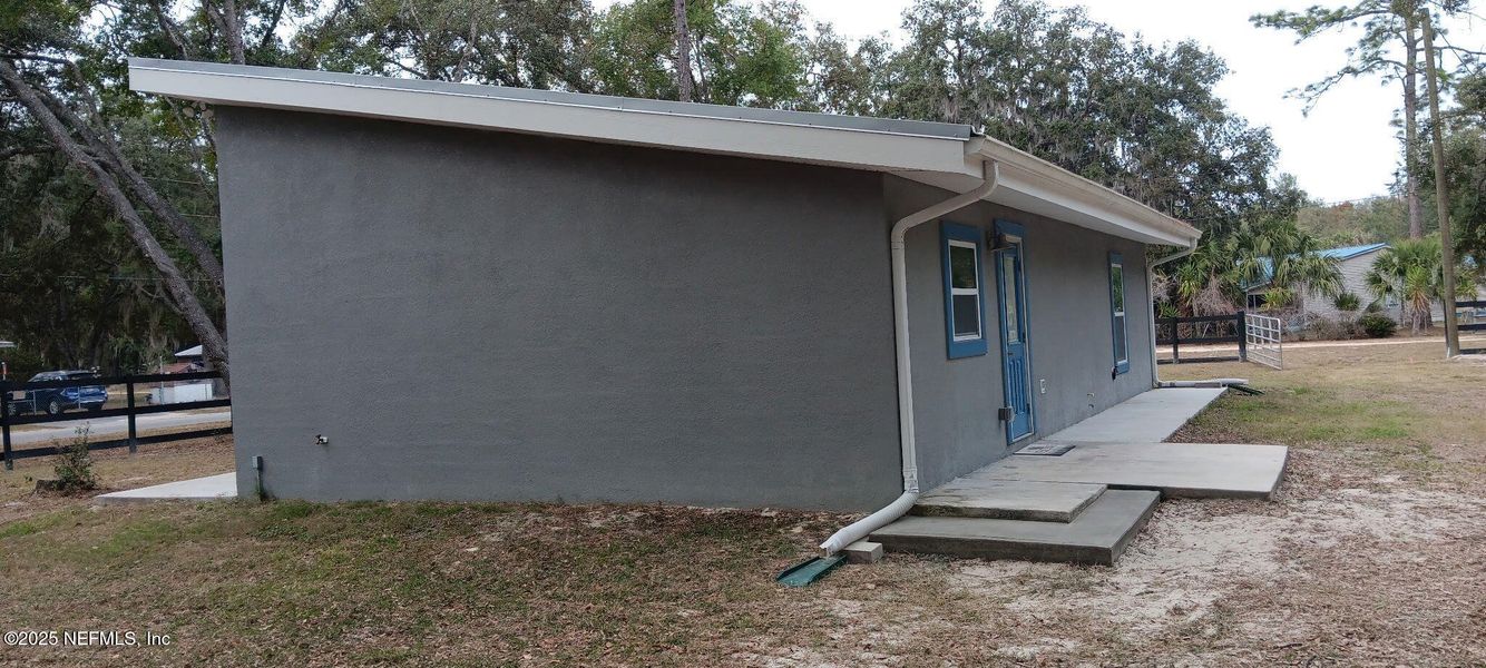 Exterior details and patio area of a home in , Interlachen (Image 20).
