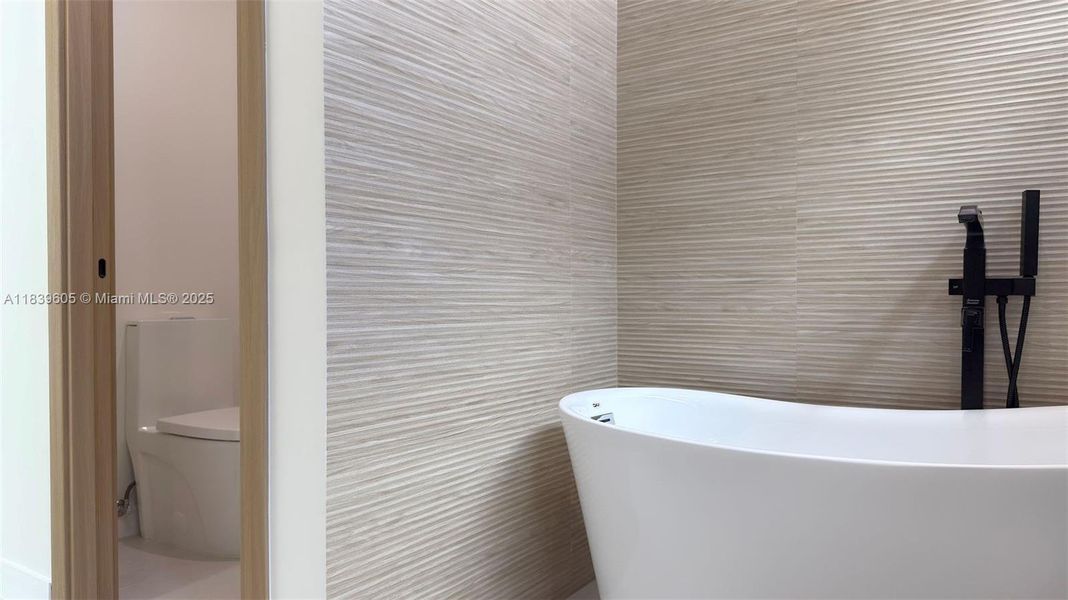 Spacious, unfurnished interior of a new home in , Miami (Image 12).