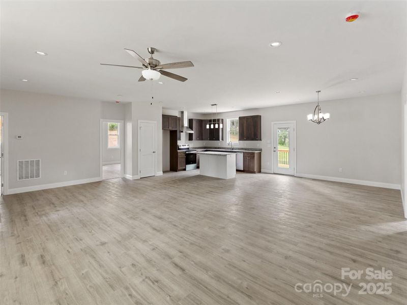 Great Room 27'8" x 14'7"