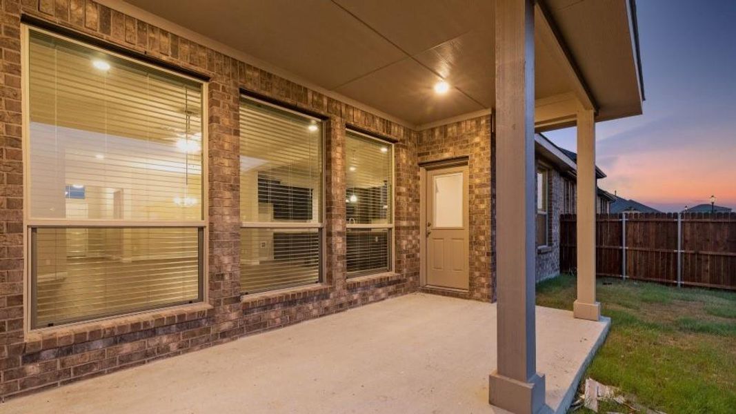 Exterior details and patio area of a home in Lakeview Pointe, Grand Prairie (Image 2).
