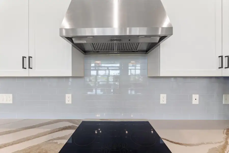 Kitchen-cooktop/hood