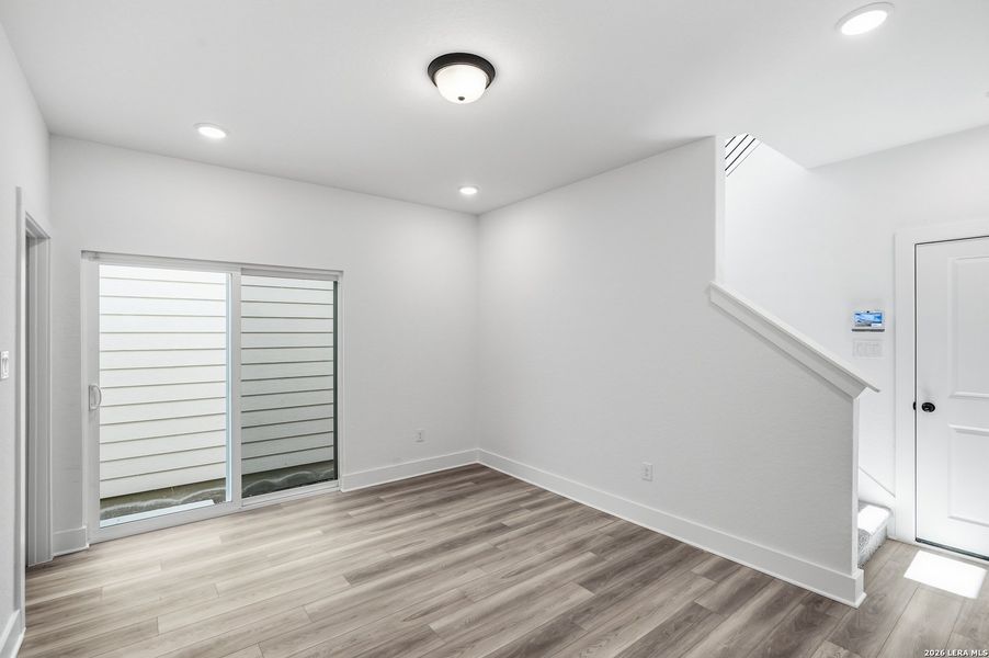 Spacious, unfurnished interior of a new home in Rose Hill, San Antonio (Image 20).