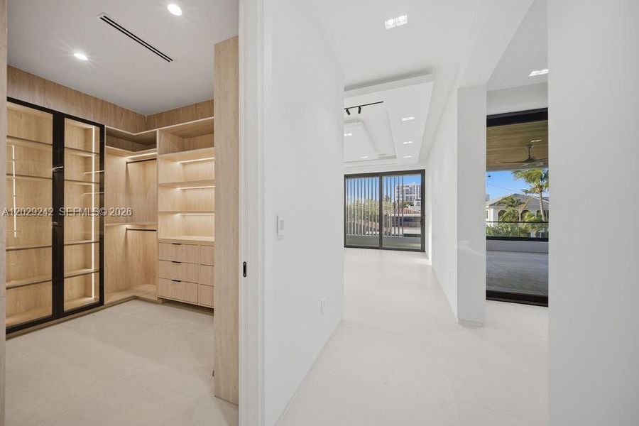 Spacious, unfurnished interior of a new home in , Fort Lauderdale (Image 64).