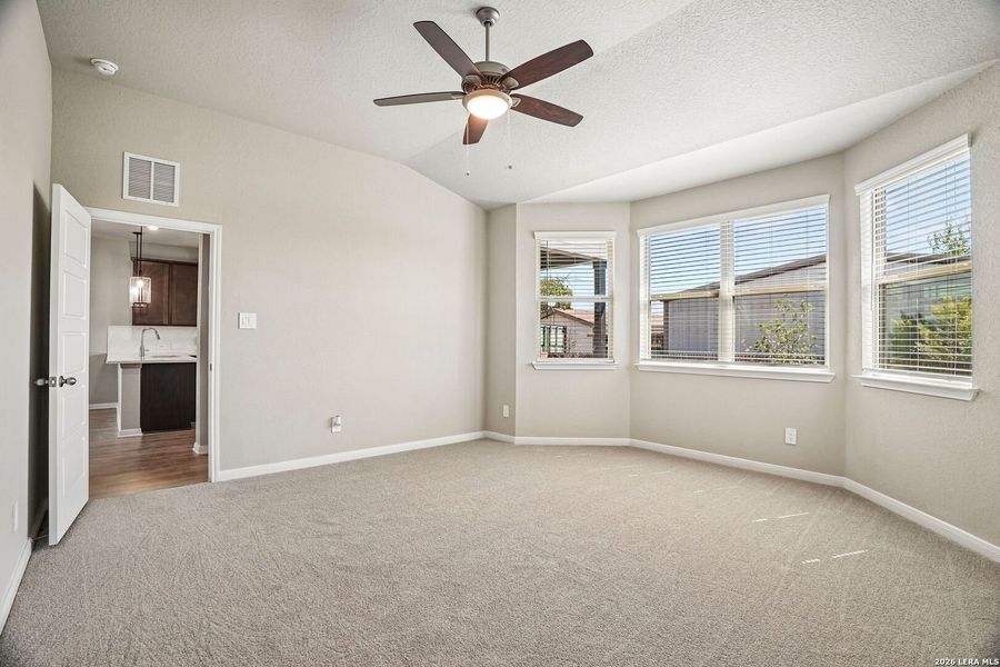 Spacious, unfurnished interior of a new home in Catalina, Converse (Image 35).
