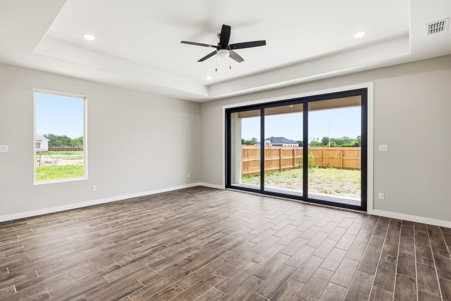 Spacious, unfurnished interior of a new home in Paloma Ranch, Harlingen (Image 9).