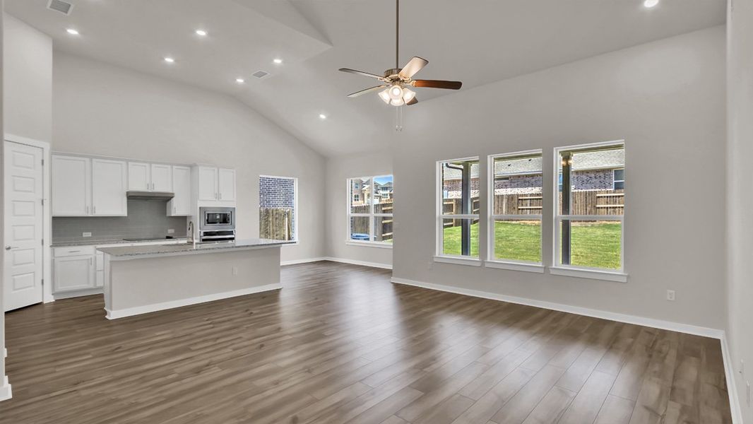 Spacious, unfurnished interior of a new home in Rosenbusch Ranch, Leander (Image 14).