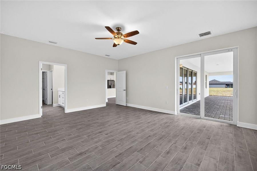 Spacious, unfurnished interior of a new home in Cape Coral, Cape Coral (Image 11).