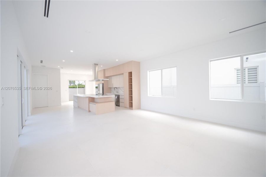 Spacious, unfurnished interior of a new home in , Doral (Image 24).