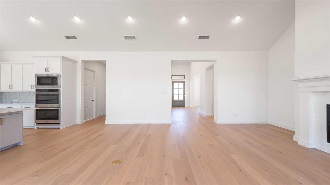 Spacious, unfurnished interior of a new home in Terraces 72', Rockwall (Image 21). Spacious, unfurnished interior of a new home in Terraces 72', Rockwall (Image 21).