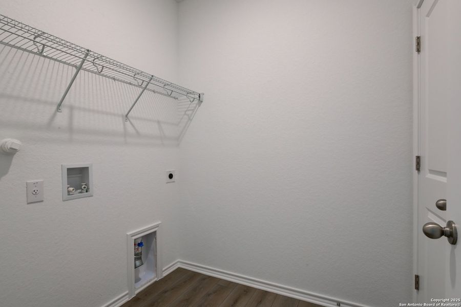 Spacious, unfurnished interior of a new home in Meadows at Hennersby Hollow 40's, San Antonio (Image 16). Spacious, unfurnished interior of a new home in Meadows at Hennersby Hollow 40's, San Antonio (Image 16).