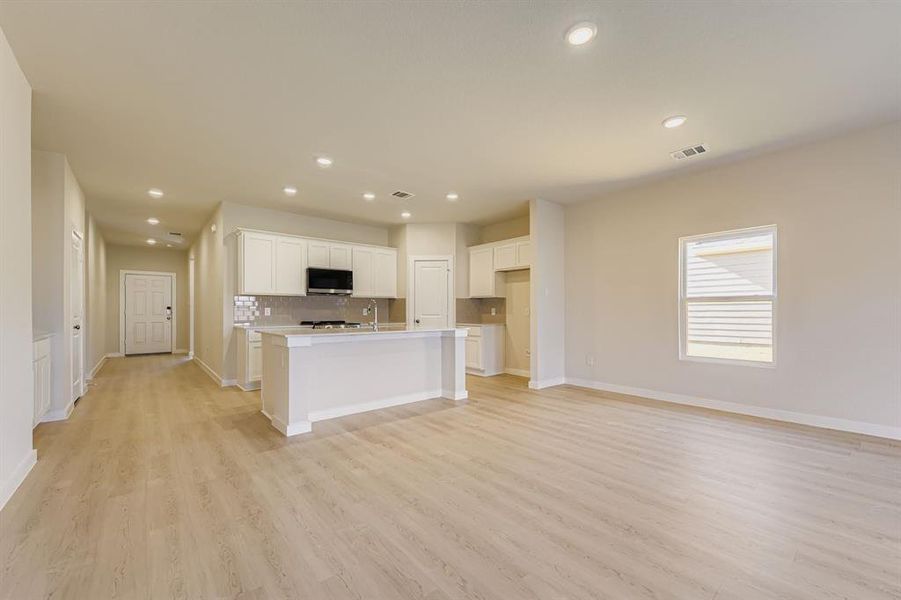 Spacious, unfurnished interior of a new home in MiraVerde, Crowley (Image 17).