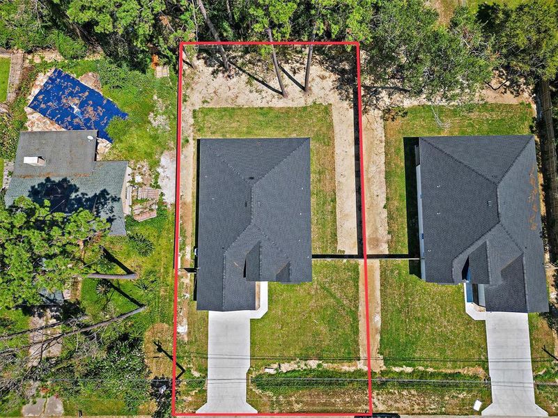 This bird’s-eye view captures the full extent of the property, including a spacious backyard.