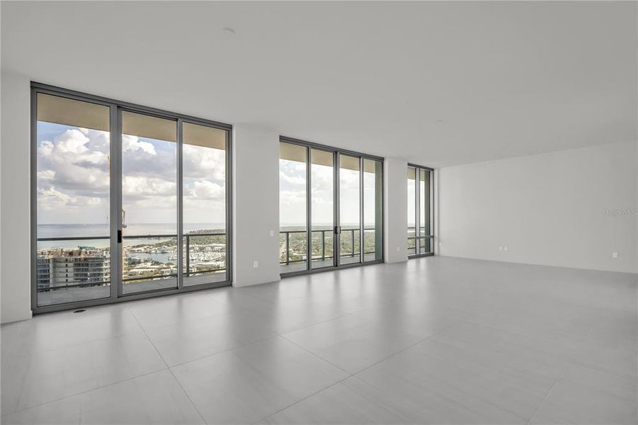 Spacious, unfurnished interior of a new home in , St. Petersburg (Image 15).