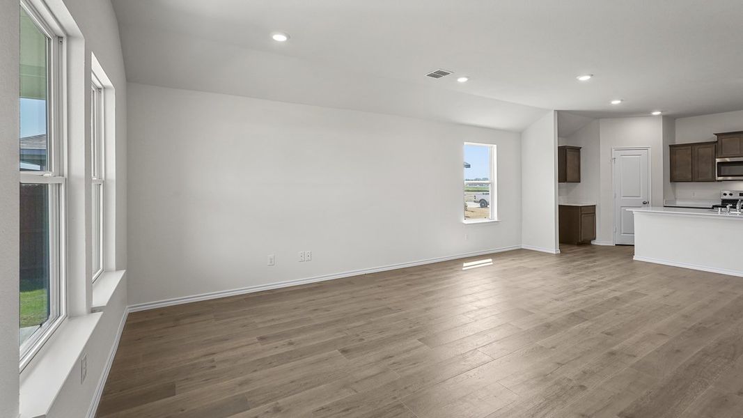 Spacious, unfurnished interior of a new home in Oak Valley Estates, Bullard (Image 19).