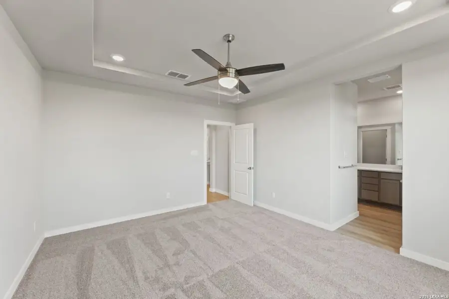 Spacious, unfurnished interior of a new home in Park Place, New Braunfels (Image 9).
