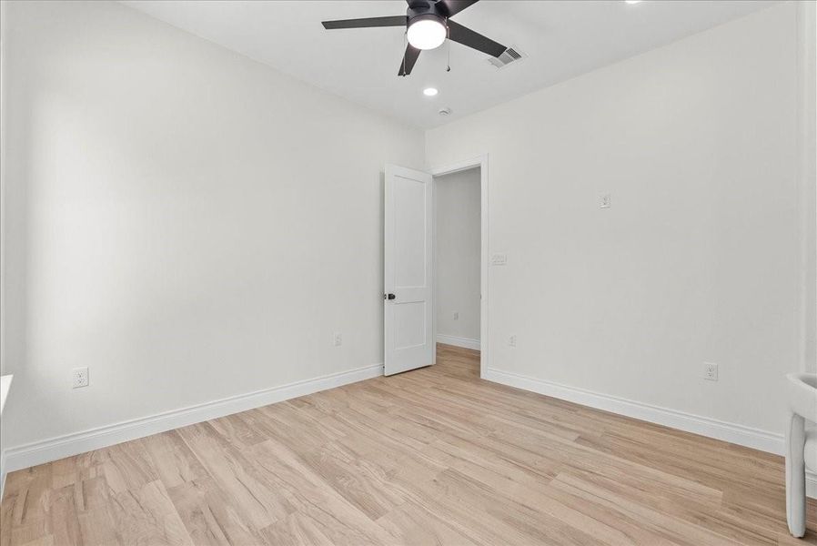 Spacious, unfurnished interior of a new home in , Angleton (Image 22).