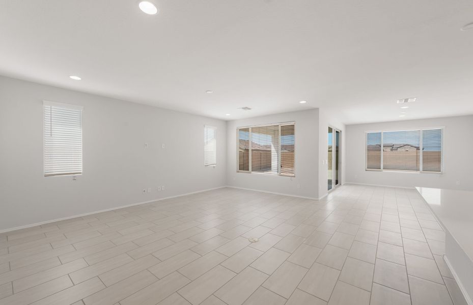 Spacious, unfurnished interior of a new home in Sun City Anthem at Merrill Ranch, Florence (Image 18).