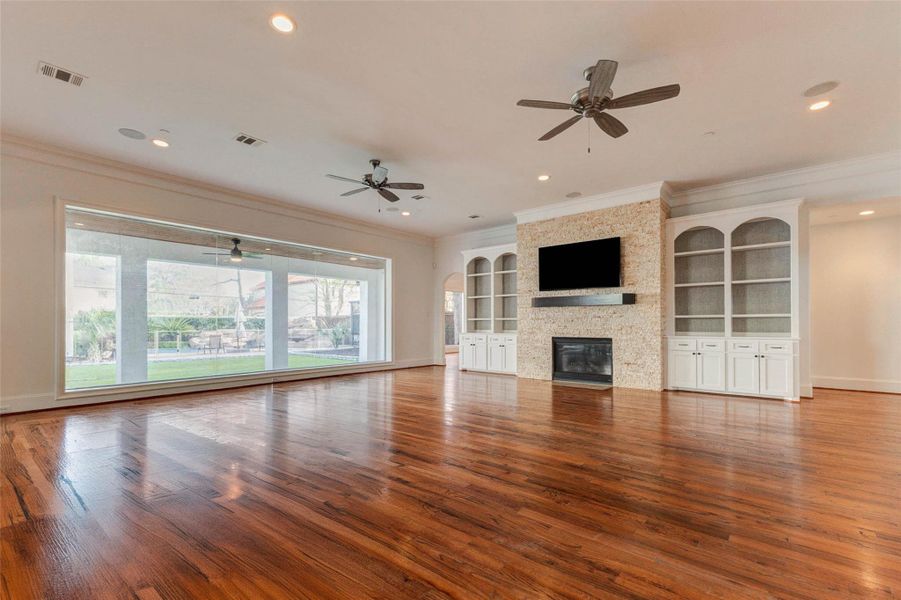 OVERSIZE LIVING ROOM PERFECT FOR ENTERTAINING
