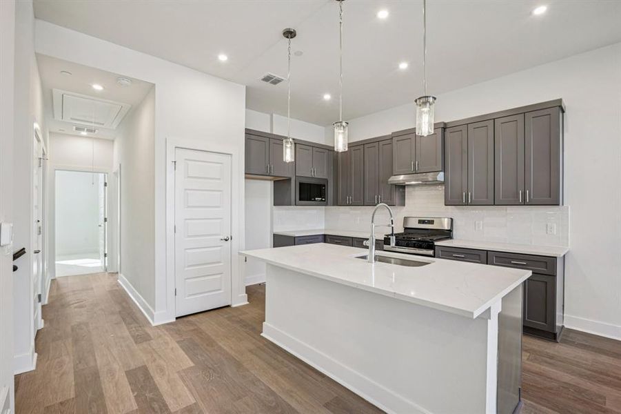 Every detail shows-offsophisticated design, modernstyle, and a focus on easy cityliving. (Sample photo of finishesand layout)