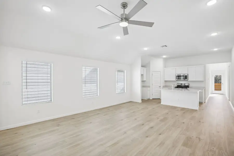 Spacious, unfurnished interior of a new home in Trinity Ranch, Elgin (Image 19).