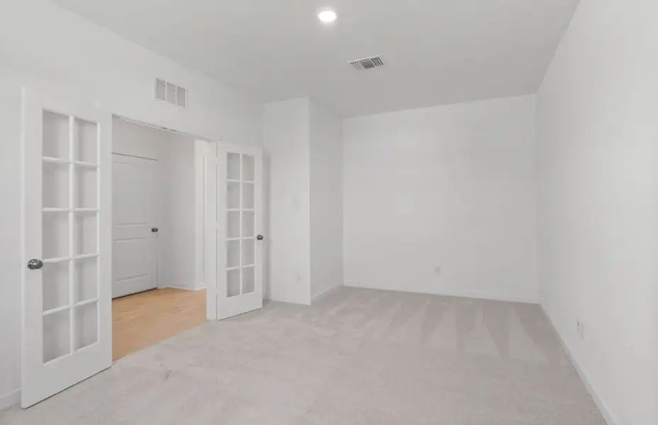 Spacious, unfurnished interior of a new home in County View, Temple (Image 18).