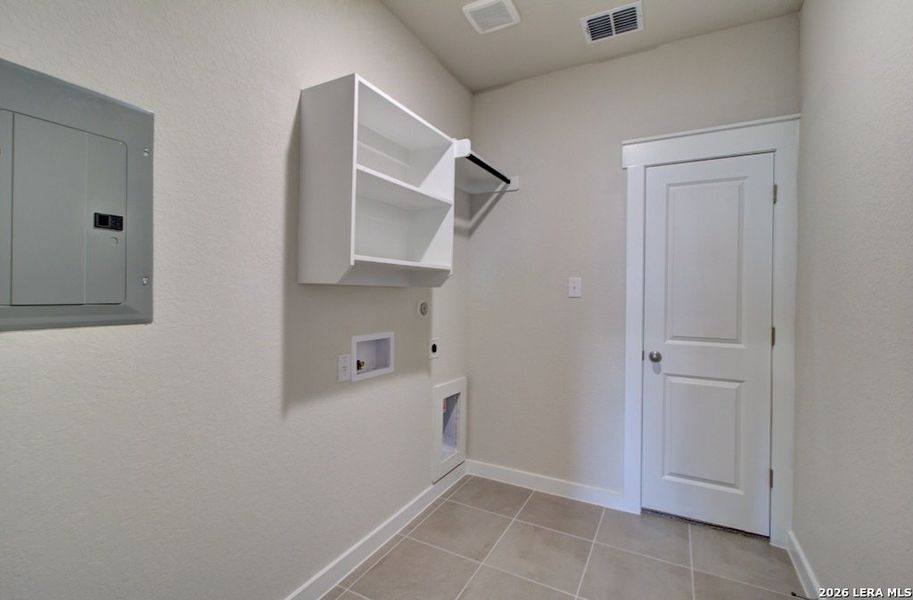 Spacious, unfurnished interior of a new home in Cloud Country, New Braunfels (Image 29).