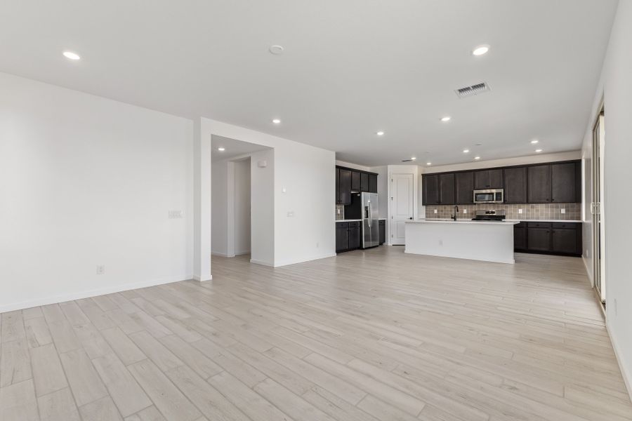 Spacious, unfurnished interior of a new home in Frontera, Surprise (Image 9).