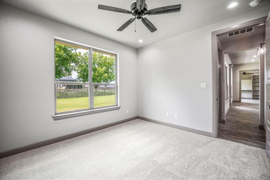 Spacious, unfurnished interior of a new home in Pecan Plantation, Granbury (Image 20).