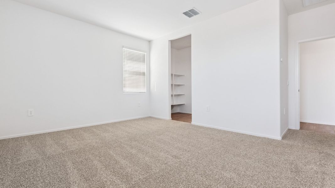 Spacious, unfurnished interior of a new home in Rio Rancho Estates, Wittmann (Image 24).