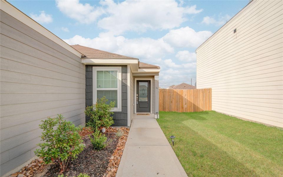 Exterior details and patio area of a home in Wayside Village, Houston (Image 15).