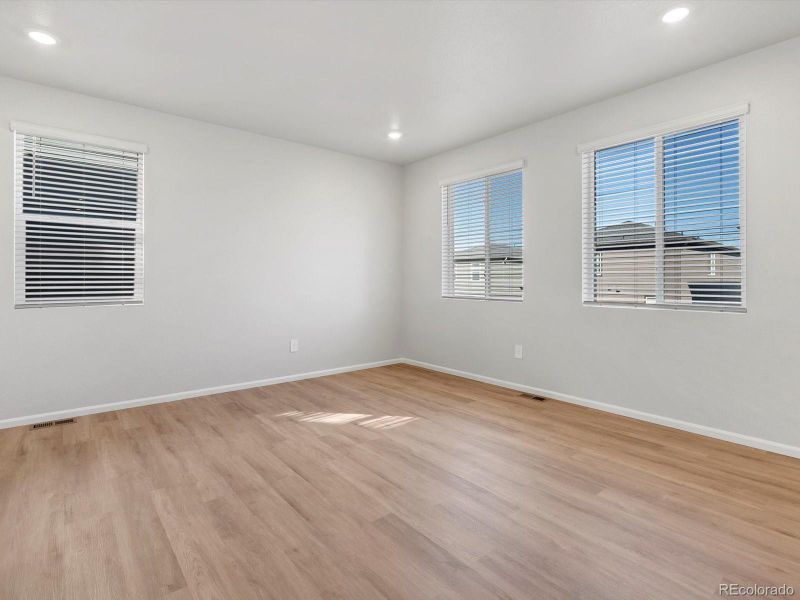 Spacious, unfurnished interior of a new home in Lake Bluff, Greeley (Image 16).