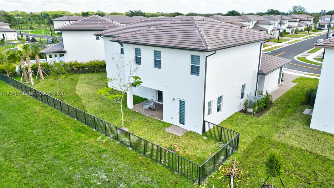 Exterior details and patio area of a home in Crescent Ridge, Davie (Image 4).