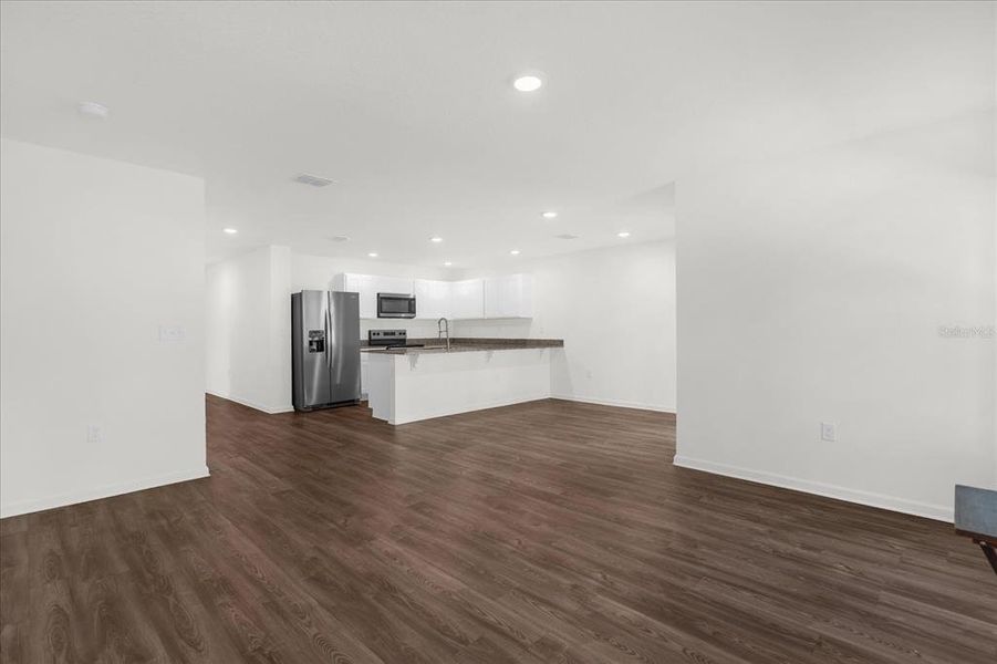 Spacious, unfurnished interior of a new home in Poinciana Village, Kissimmee (Image 23).