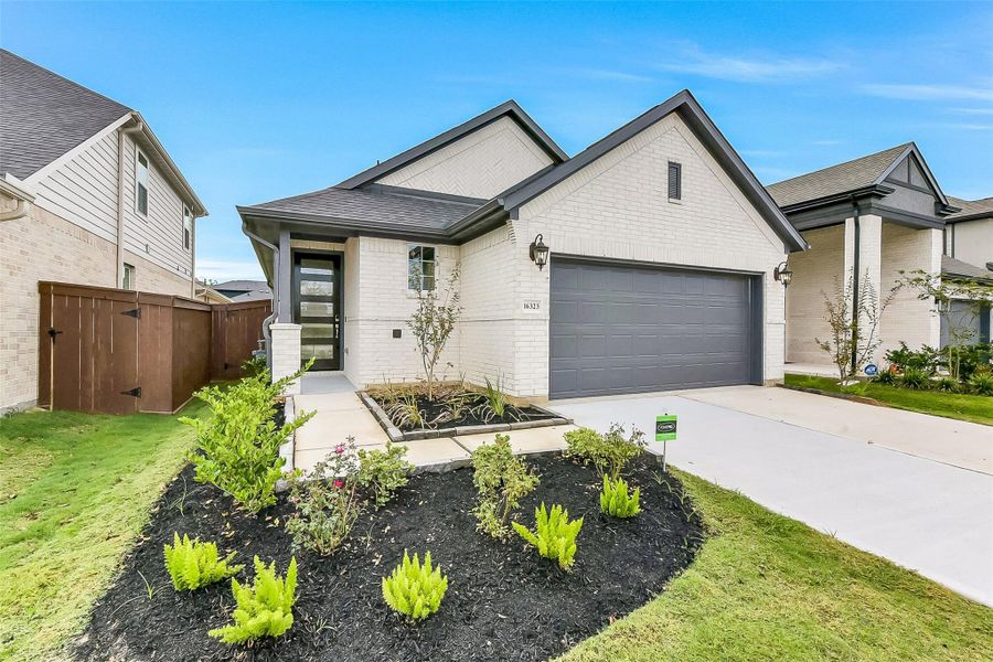 Exterior details and patio area of a home in Evergreen 40', Conroe (Image 22).