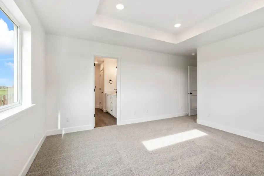 Spacious, unfurnished interior of a new home in Willowbrook, Madras (Image 43).