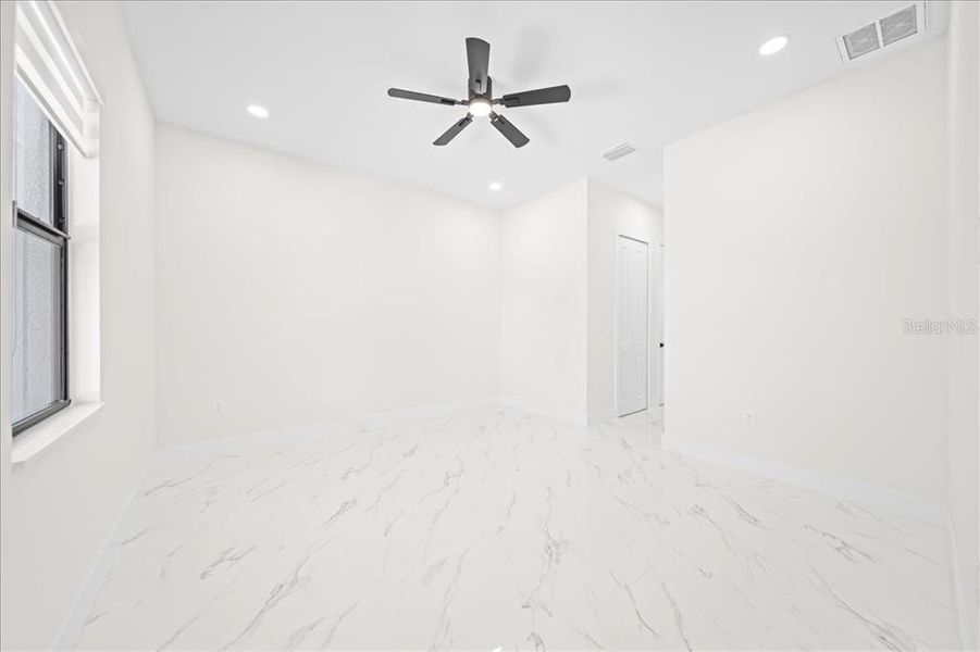 Spacious, unfurnished interior of a new home in , Cape Coral (Image 22).