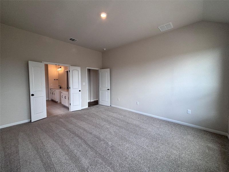 Spacious, unfurnished interior of a new home in The Colony, Bastrop (Image 19).