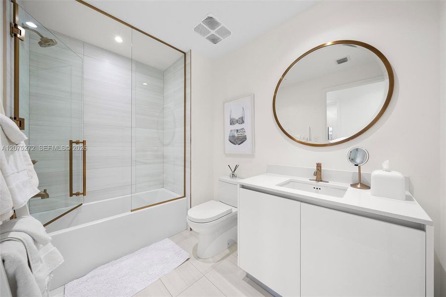 2nd Bathroom w/ Tub 2nd Bathroom w/ Tub