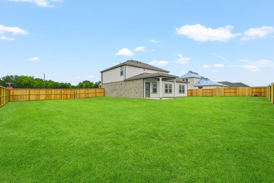 Exterior details and patio area of a home in Country Creek, Mont Belvieu (Image 3).