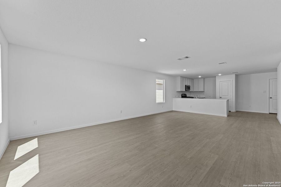 Spacious, unfurnished interior of a new home in Lodi Grove, Floresville (Image 19).
