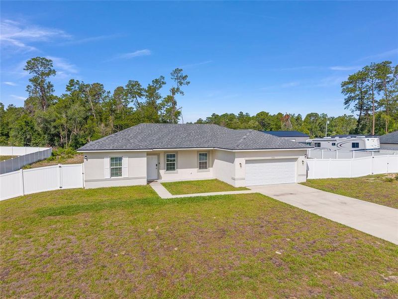 Exterior details and patio area of a home in , Ocala (Image 20).