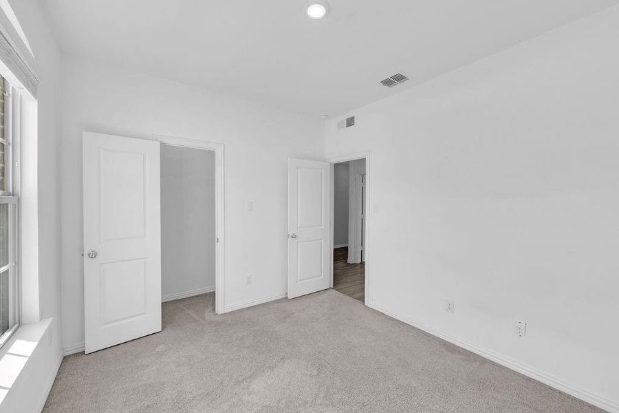 Spacious, unfurnished interior of a new home in Hurricane Creek, Anna (Image 16).