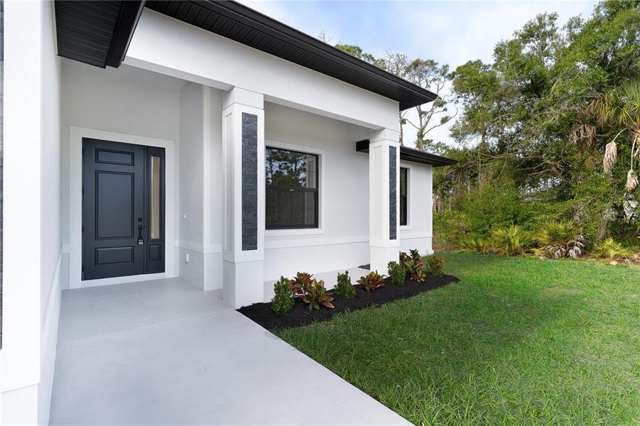 Exterior details and patio area of a home in , Port Charlotte (Image 3).