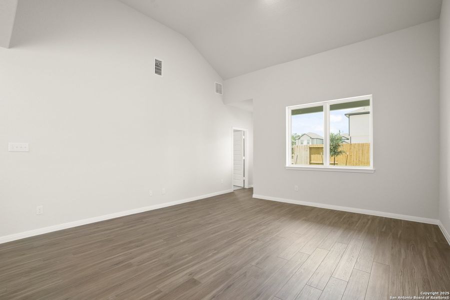 Spacious, unfurnished interior of a new home in Timber Creek, San Antonio (Image 14).