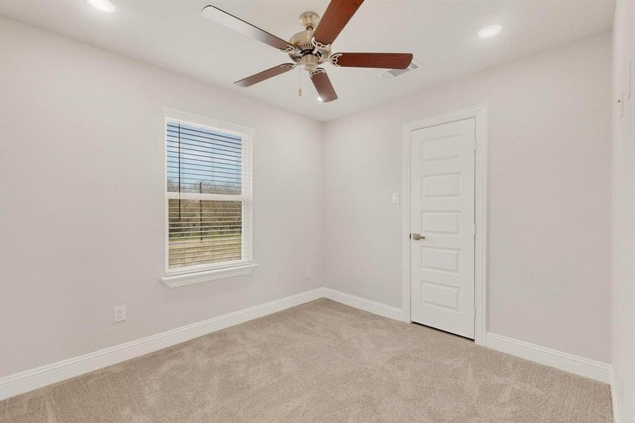 Spacious, unfurnished interior of a new home in , Sulphur Springs (Image 14).
