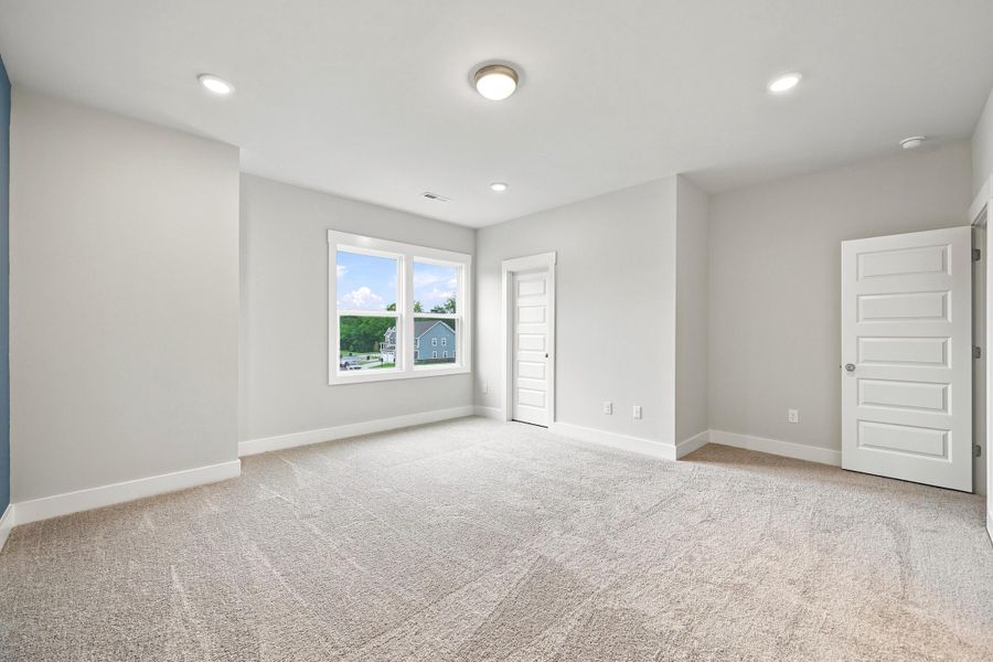 Spacious, unfurnished interior of a new home in Allen Park, Raleigh (Image 15).