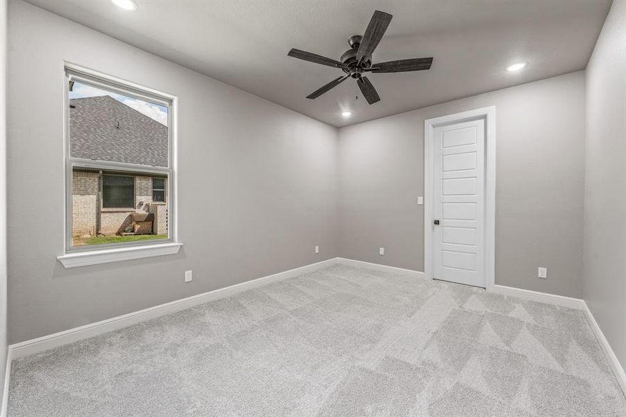 Spacious, unfurnished interior of a new home in Pecan Plantation, Granbury (Image 30).