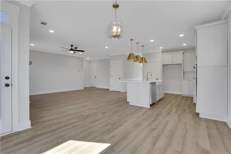 Spacious, unfurnished interior of a new home in Cambridge, Flowery Branch (Image 28).